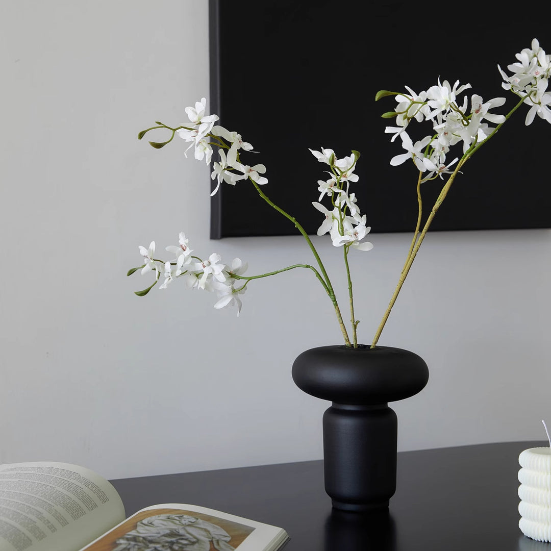 Skulpturale pilzförmige matte Keramiktischvase mit Fußbasis