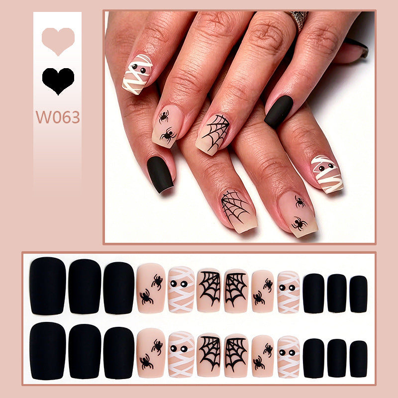 Kunstnagelset mit gruseligem Halloween-Motiv und filigranen Spinnen-Designs Karnz