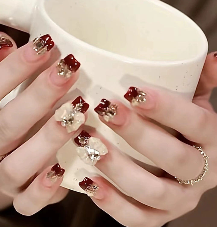 Elegantes Nageldesign mit Perlenverzierung Karnz