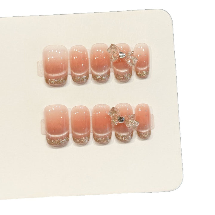 Elegante mit Glitzer veredelte Press-On Nagelkunst