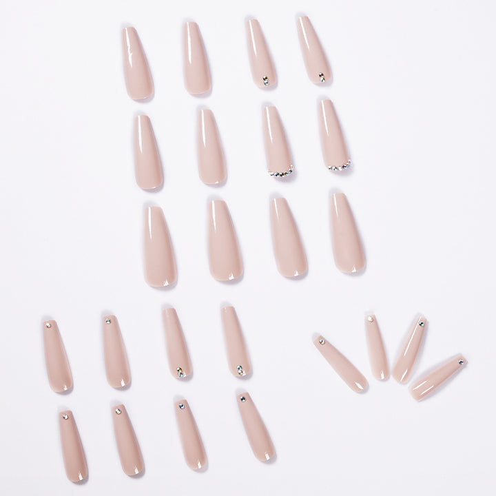 Elegante Kunstnägel mit Glitzerakzenten Karnz