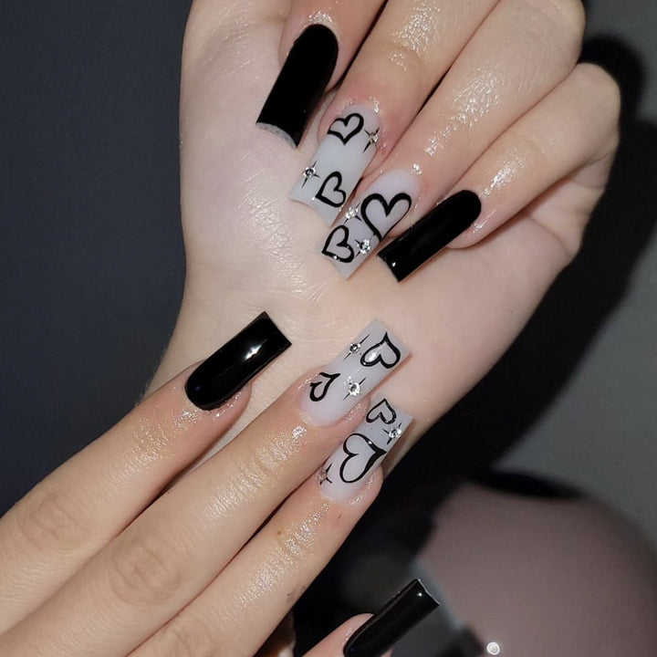Künstlerisches Herzdesign Nail Art Karnz