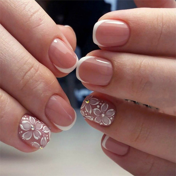Kunstnagelset mit elegantem French Design und floralen Akzenten Karnz