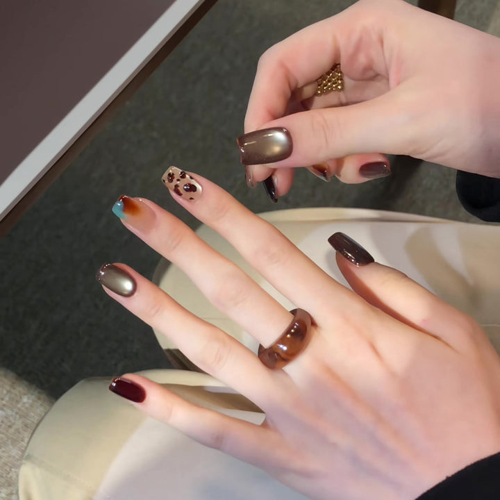 Künstlerisches Press-On Nageldesign Karnz