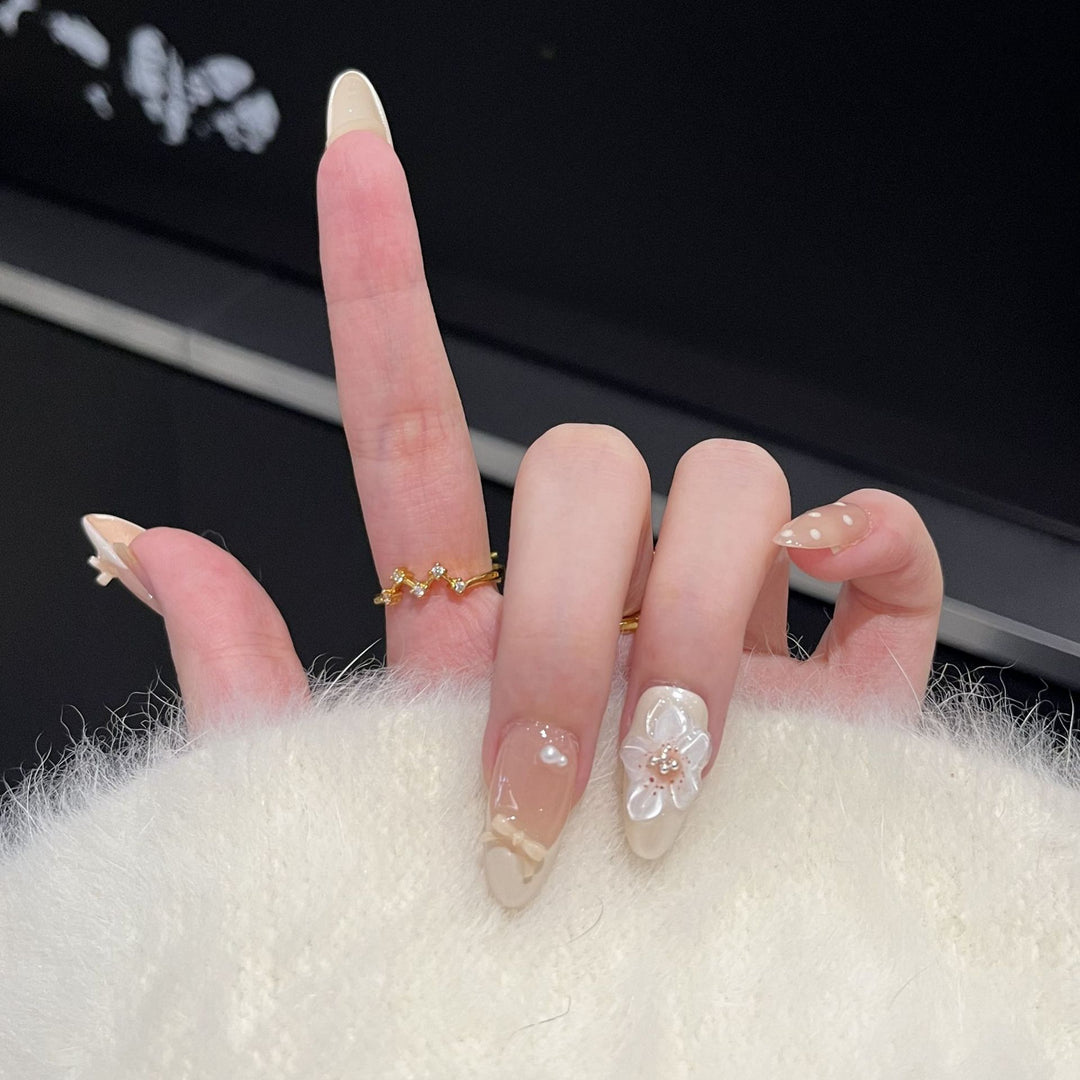 Elegantes Press-On Nagelset mit floralen und Schleifenakzenten