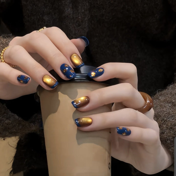 Dekoratives Press-On Nagelkunstset mit Glitzer und floralen Akzenten Karnz