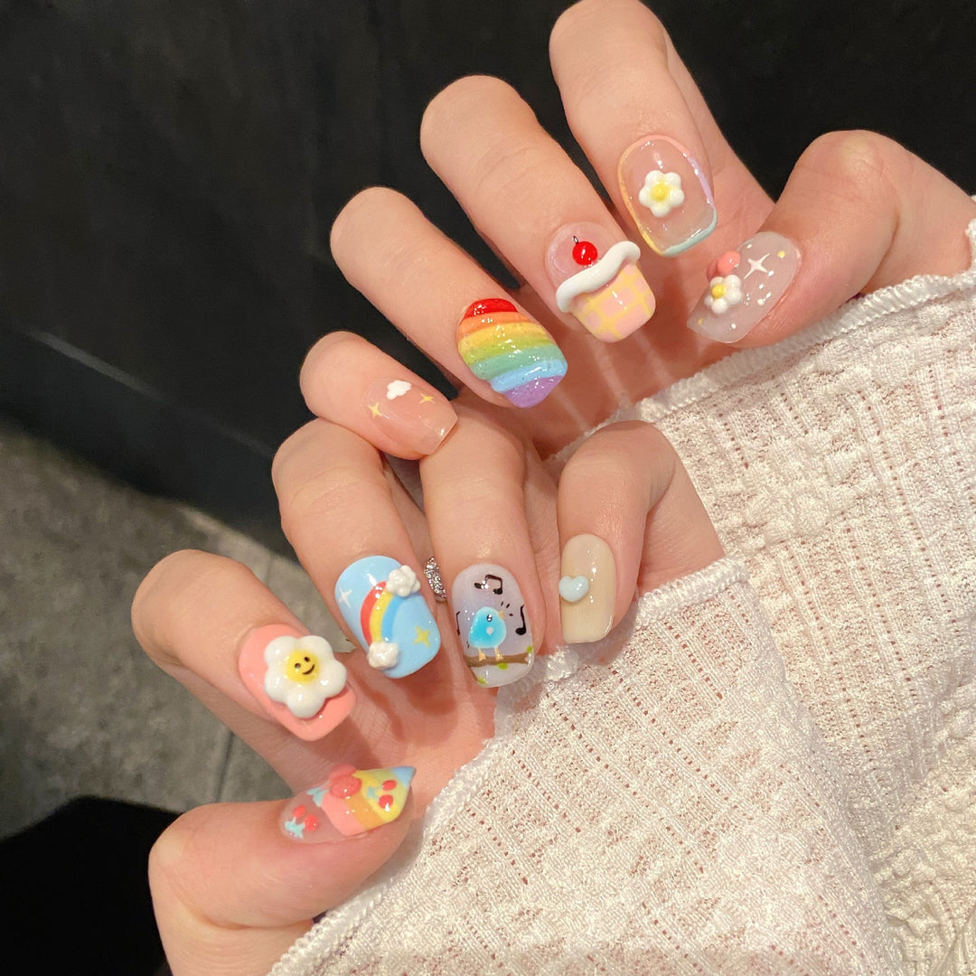 Verspieltes Druck-on-Nagelkunst-Set mit Cartoon-Designs