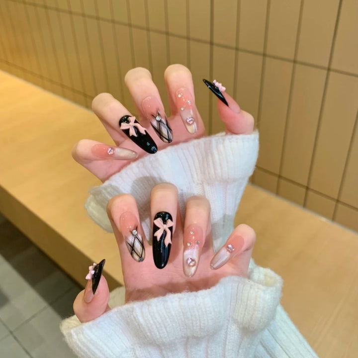 Künstlerisches Press-On-Nagelset mit kreativen Schleifen- und Edelsteinakzenten Karnz