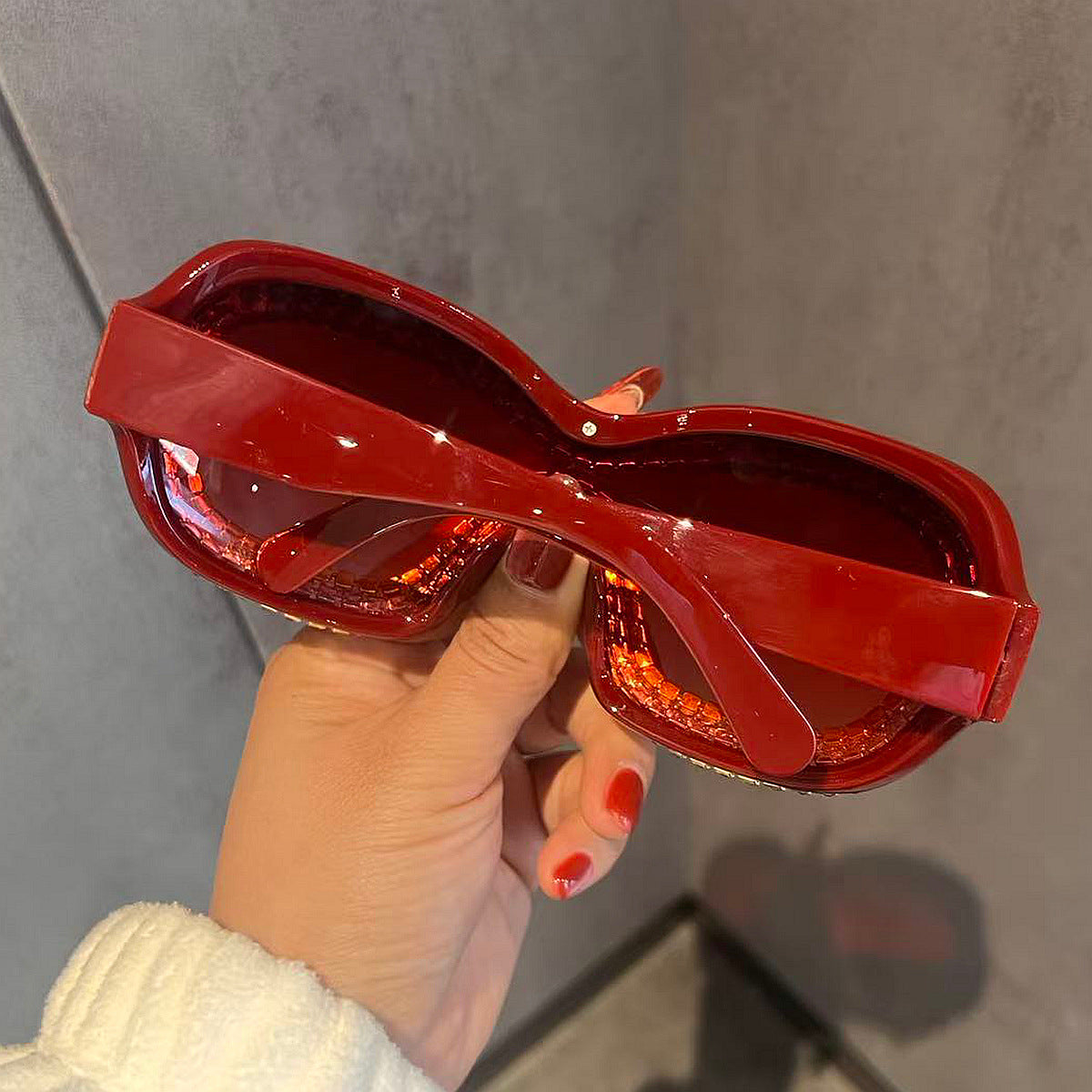 Damen Glamouröse Sportsonnenbrille mit extravagantem Kristallrahmen Karnz