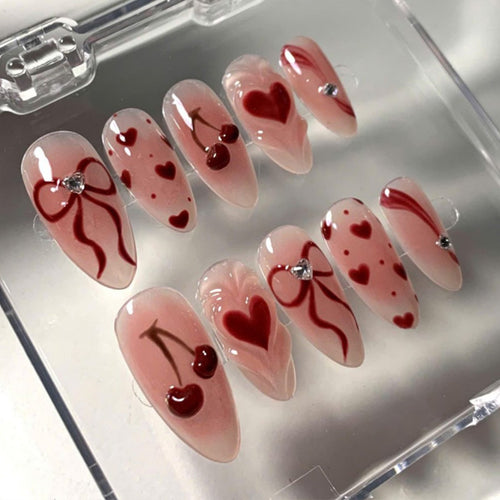 Kunstnagelset mit romantischen Herz- und Kirschmotiven Karnz