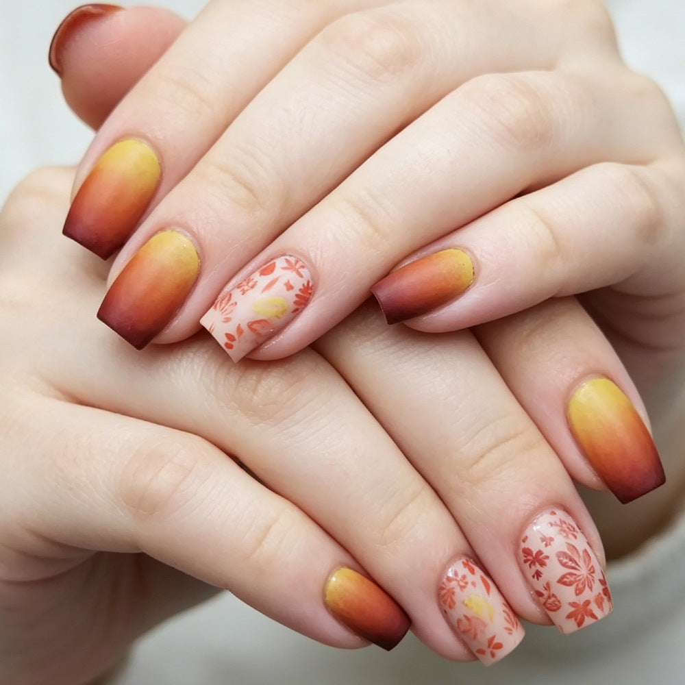 Künstlerisches Gradient Floral Nageldesign Karnz