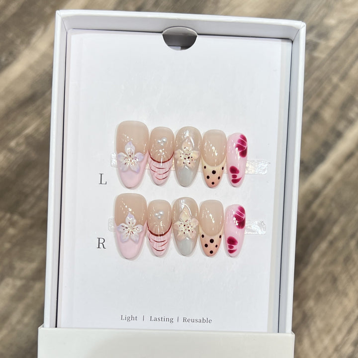 Blumen- und Punkte-Press-On-Nagelset Karnz