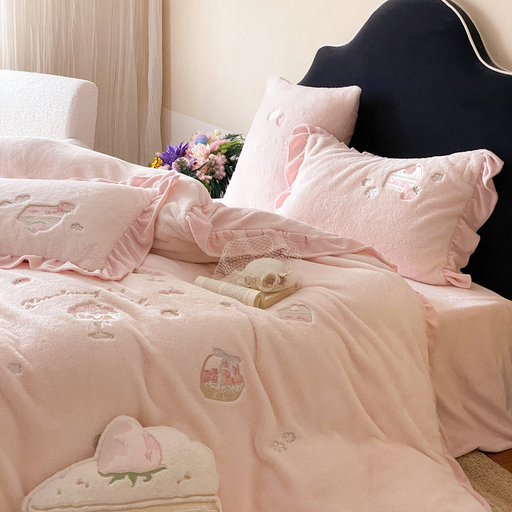 Luxuriöses Pink Besticktes Samt Bettbezug Set mit Rüscheneinfassung und Dekokissenbezügen