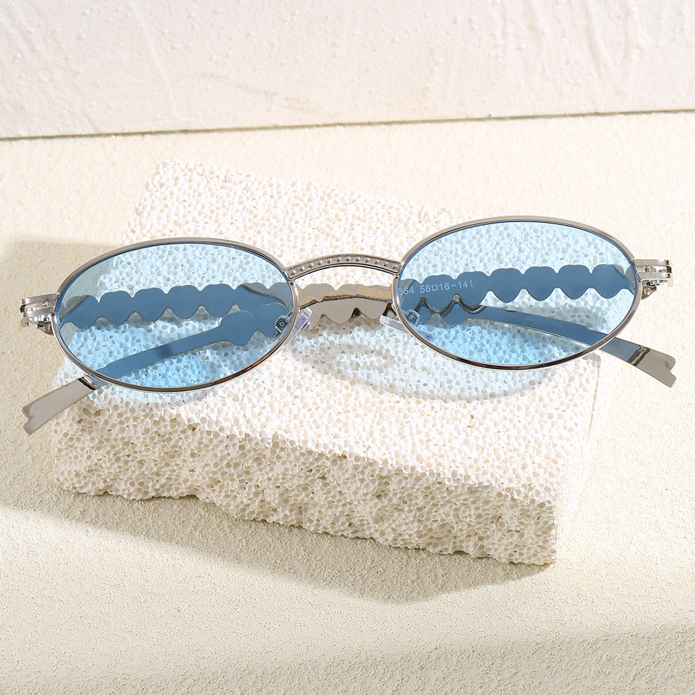 Modische Sonnenbrille mit Ovalem Rahmen und Luxuriösem Akzent Karnz