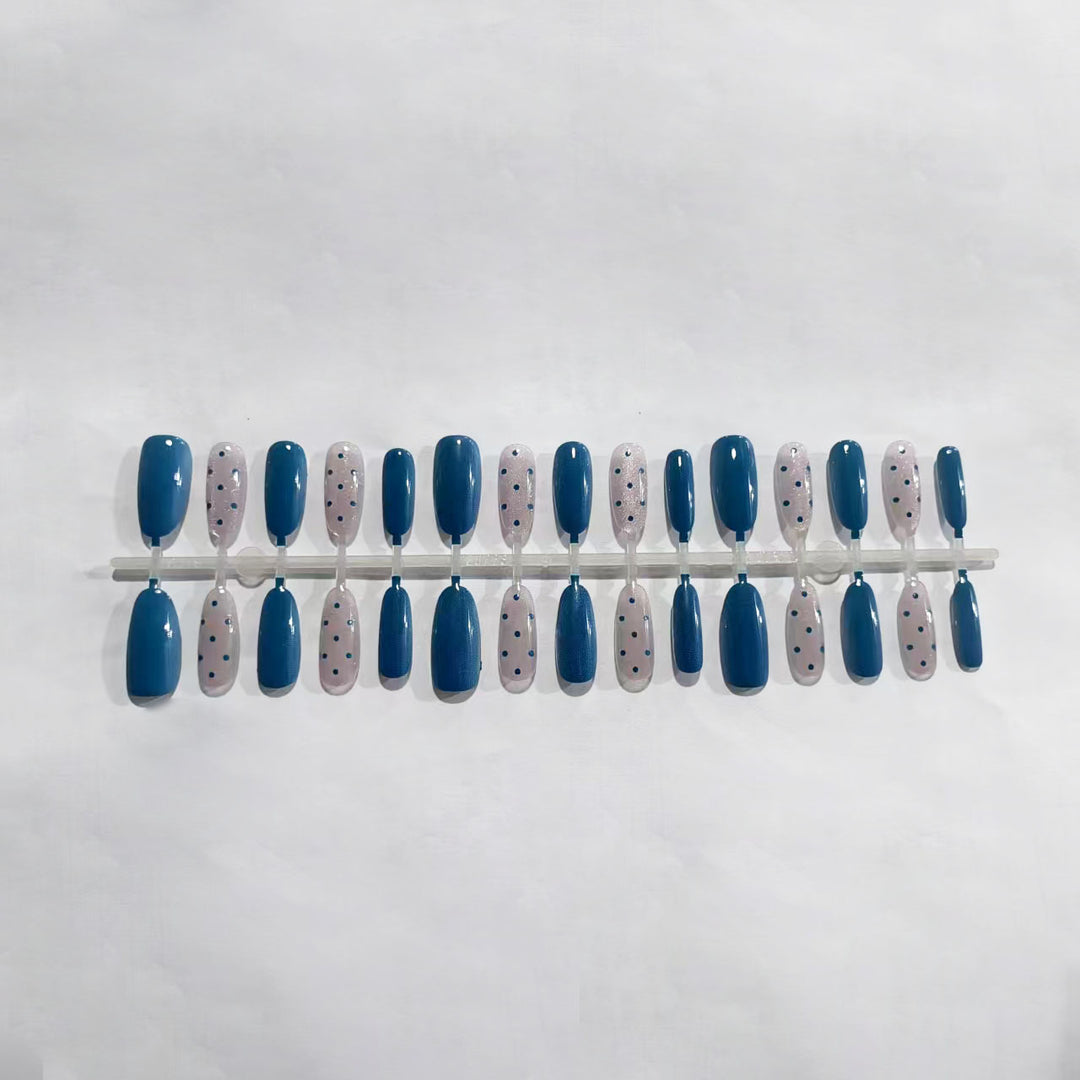 Elegantes Press-On-Nagelkunstset mit Juwelenelementen Karnz