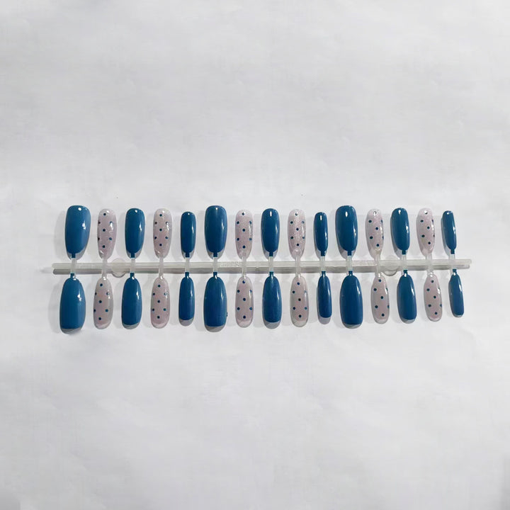 Elegantes Press-On-Nagelkunstset mit Juwelenelementen Karnz