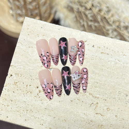 Stylische Tierdruck Press-On Nagelkunst