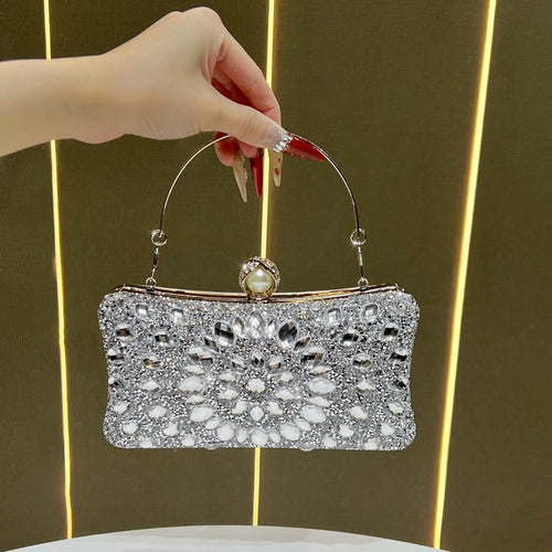 Aufwendig besetzte Abend-Clutch