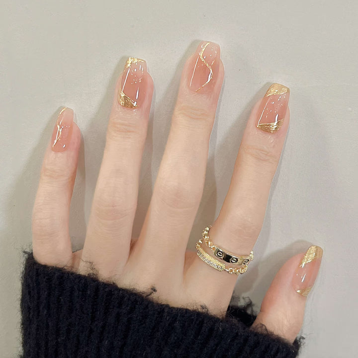 Elegantes Press-On-Nagelkunst-Set mit goldenen Akzentdesigns