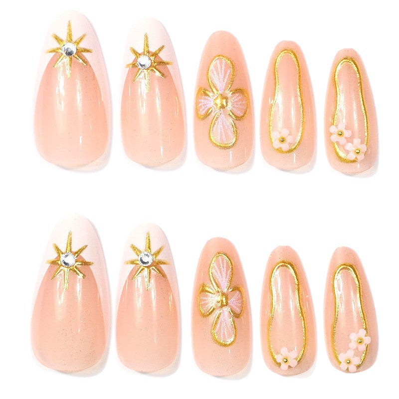 Elegante florale Design-Nagelverzierung Karnz