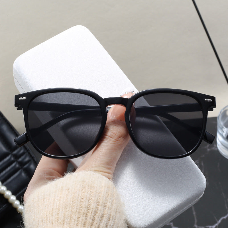 Damen modische Sonnenbrille mit transparentem Rahmen und elegantem Design Karnz
