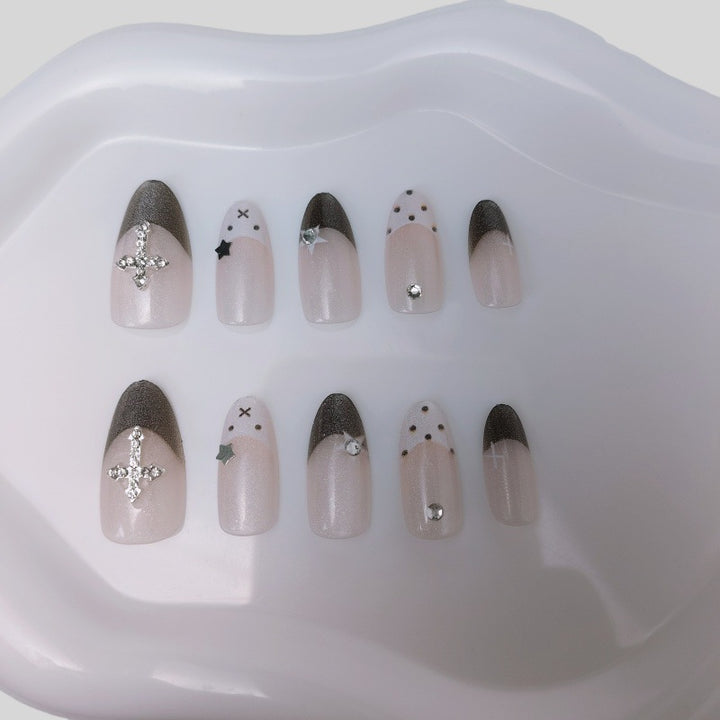 Glitzernde Kunstnagel-Design mit eleganten Akzenten Karnz