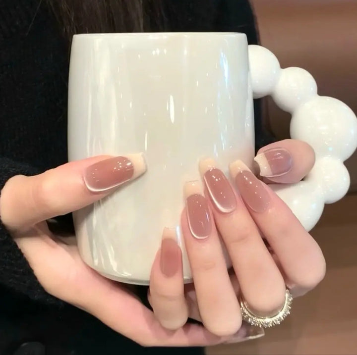 Kunstnägel mit Eleganter French-Tip Gestaltung Karnz