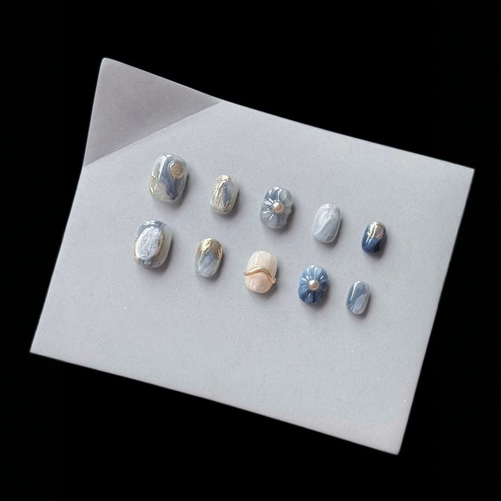 Künstlerisches Press-On Nagelkunst Set mit einzigartigen floralen und marmorierten Akzenten