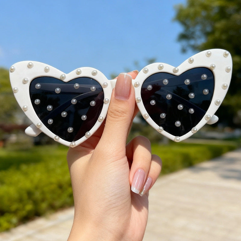 Perlenverzierte herzförmige Sonnenbrille Karnz