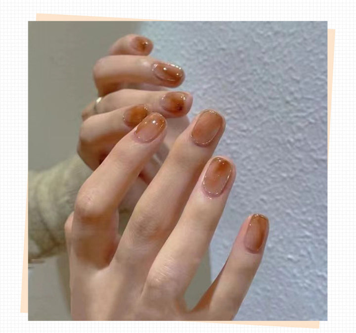 Elegante Nagelkunst mit Glanzfinish Karnz