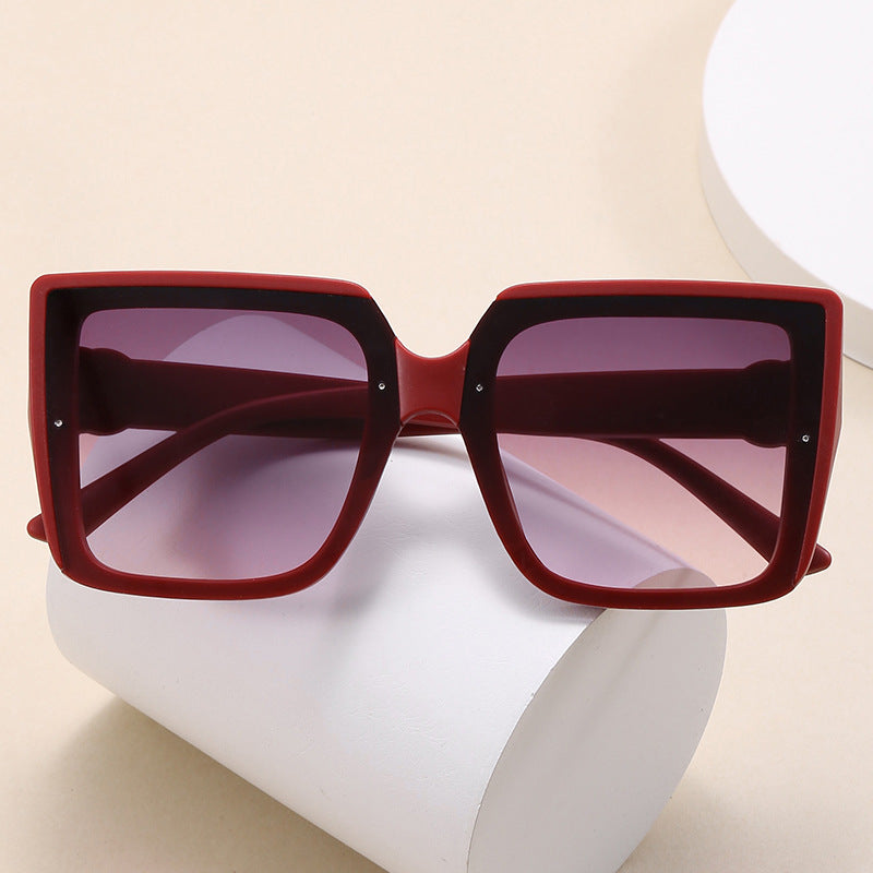 Damen quadratische Sonnenbrille mit einzigartigem Reifenelement Karnz