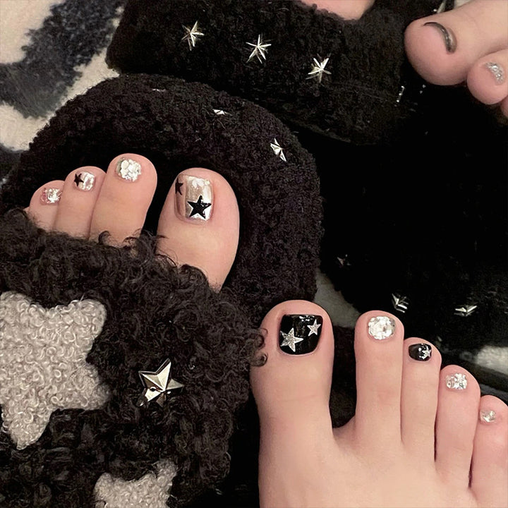 Kunstvolle Fußnagelkunst mit Strass- und Glitzerelementen Karnz