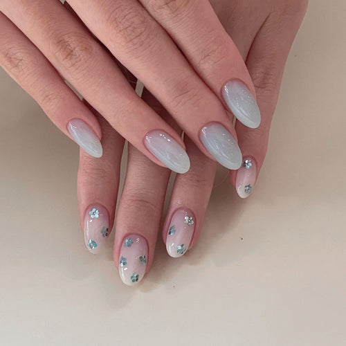 Kunstnägel mit Eleganten Blauen Akzenten Karnz