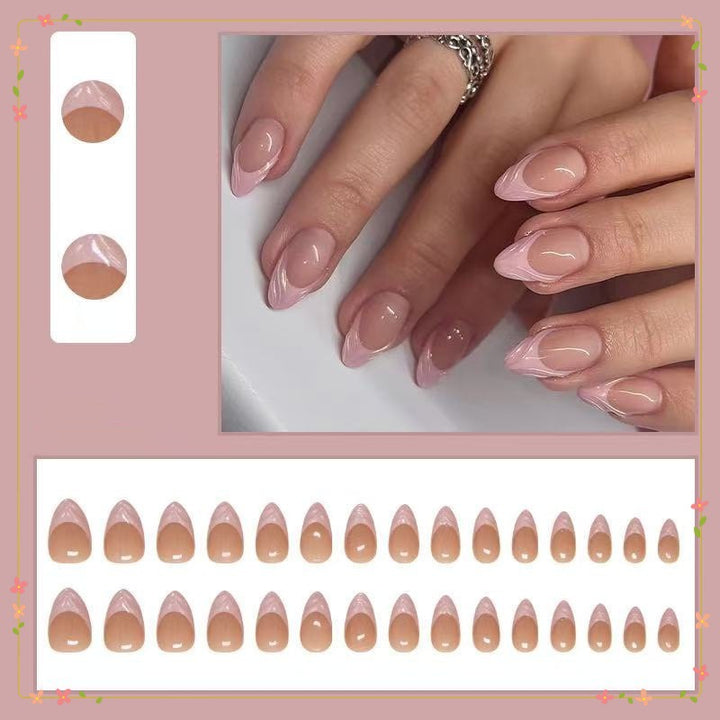 Elegante Nagelspitzen mit French Design Karnz