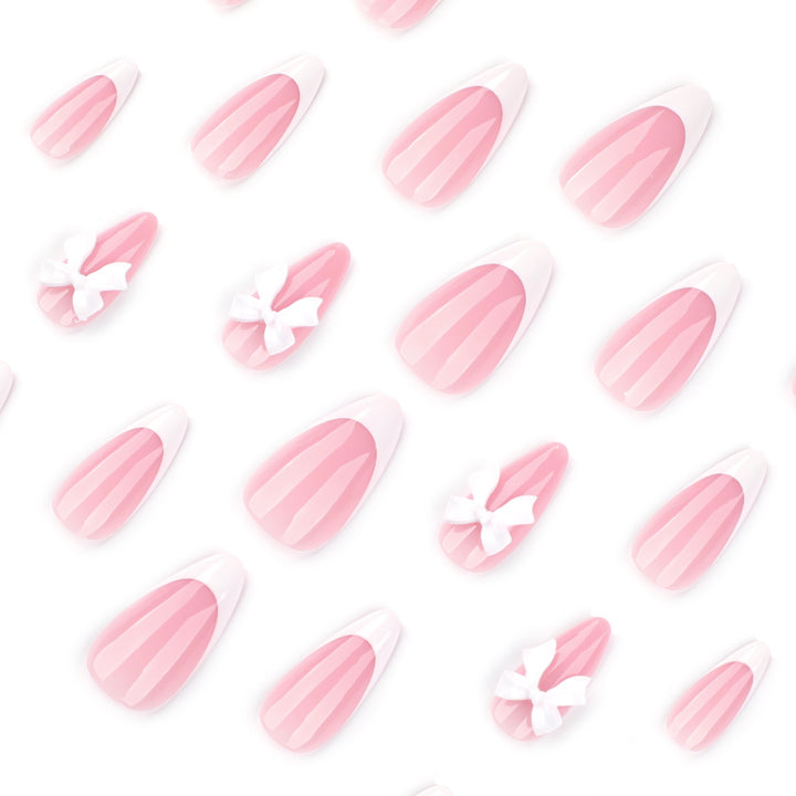 Kunstvolle Nageldesigns mit eleganten Spitzen und zarten Bogenmotiven Karnz
