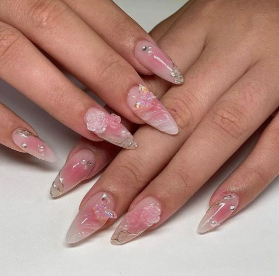 Elegante Kunstnagelspitzen mit Goldakzenten Karnz