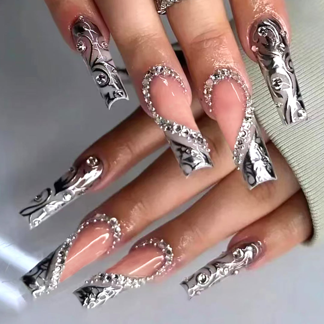 Dekorative Strass-Stiletto Press-On Nägel Karnz