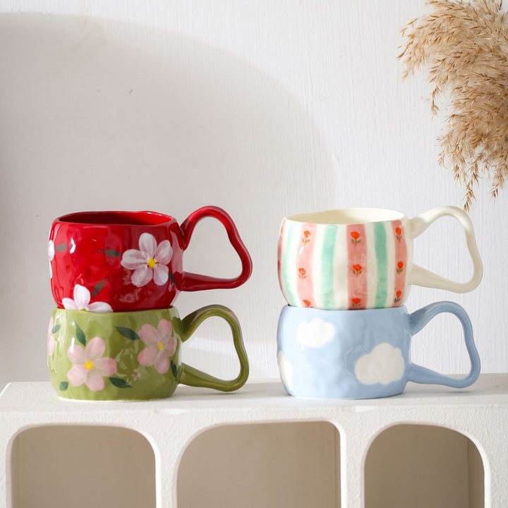Keramikbecher mit handbemalten Streifen- und Blumen-Design