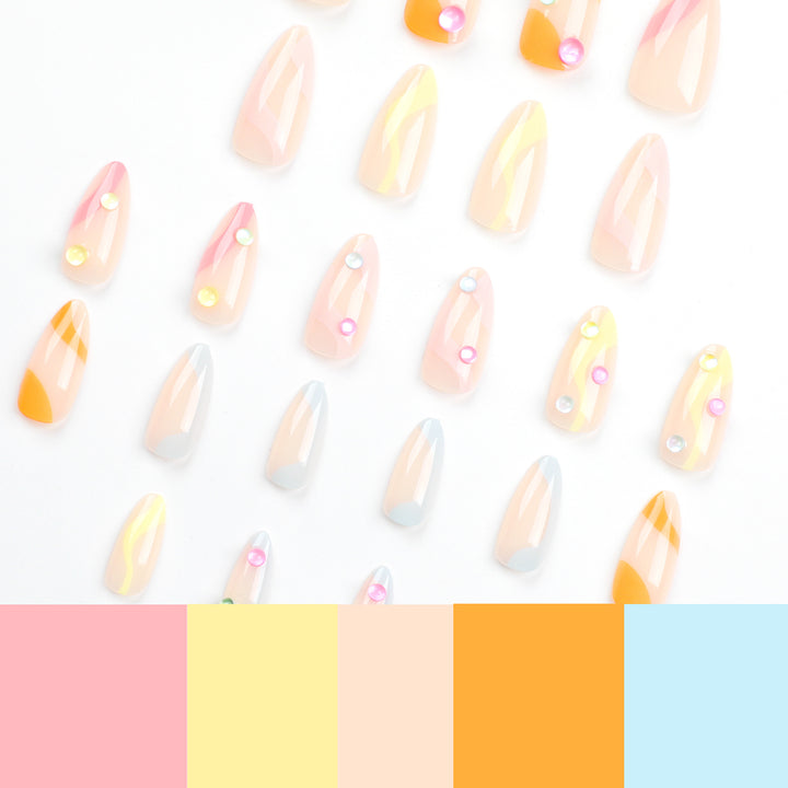 Kunstvolle Nagelverlängerungen mit buntem Design und Glitzerakzenten Karnz
