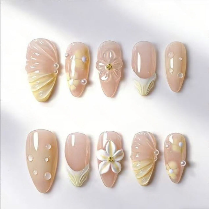 Elegante Kunstnägel mit floralen Akzenten Karnz