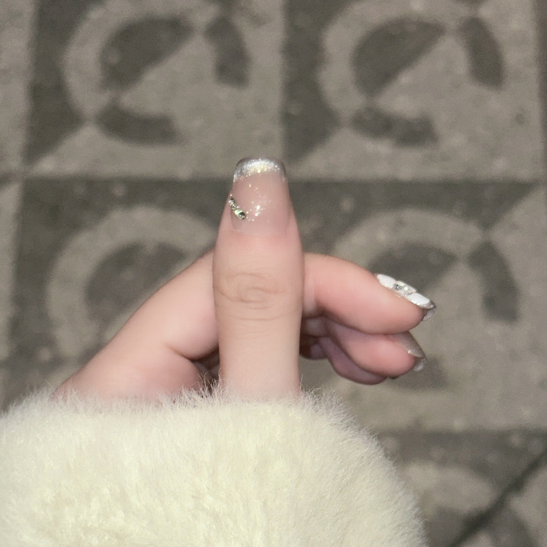 Dekoratives Press-On-Nagelset mit elegantem Blattdesign Karnz