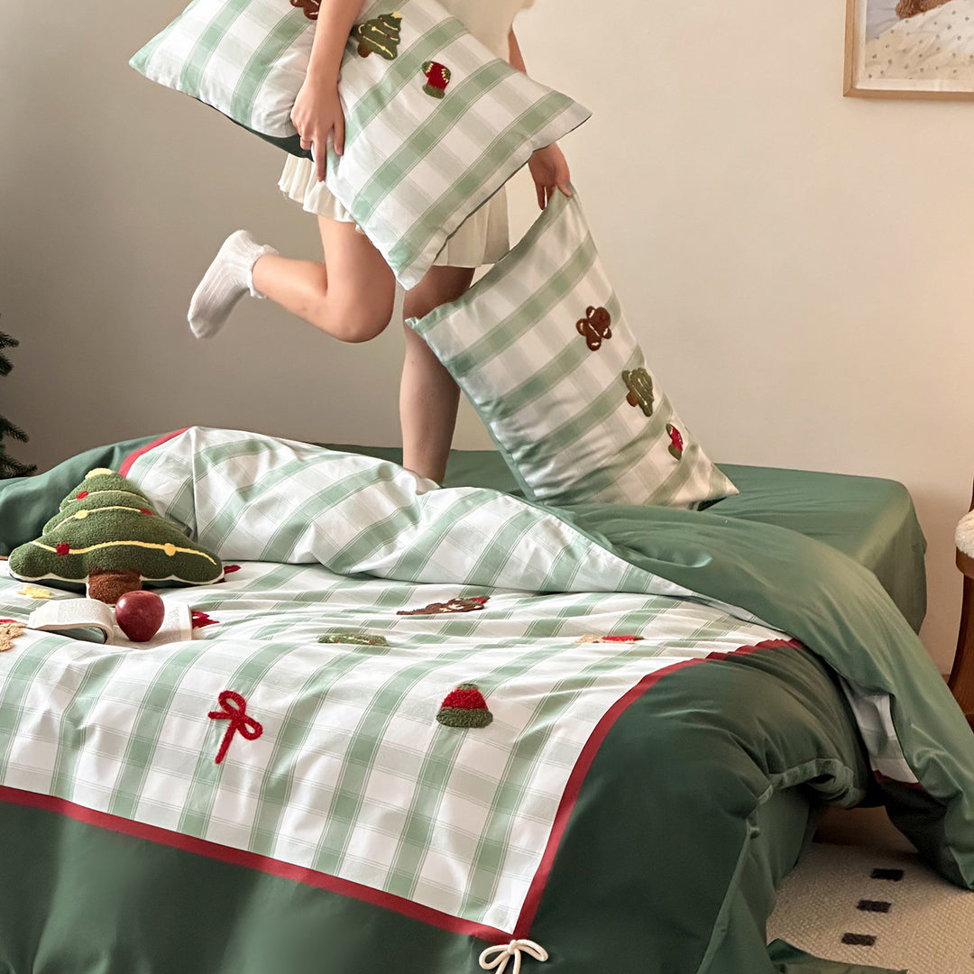 Weihnachtliche Baumwollsatin-Bettwäschegarnitur mit kariertem Patchwork, gestickten Applikationen und Pompon-Details Karnz