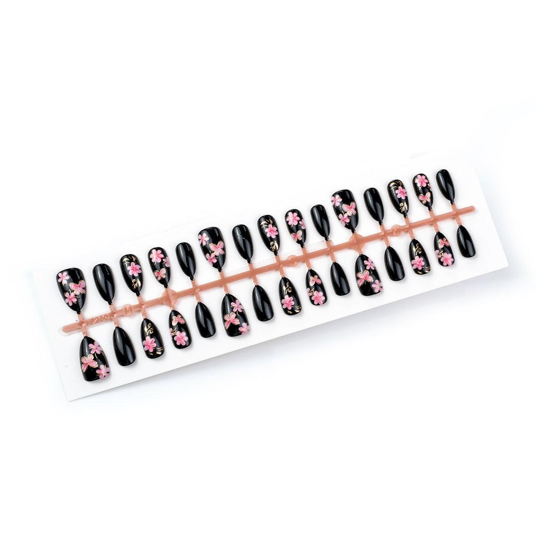 Dekorativer Press-On-Nagelset mit floralen Designs