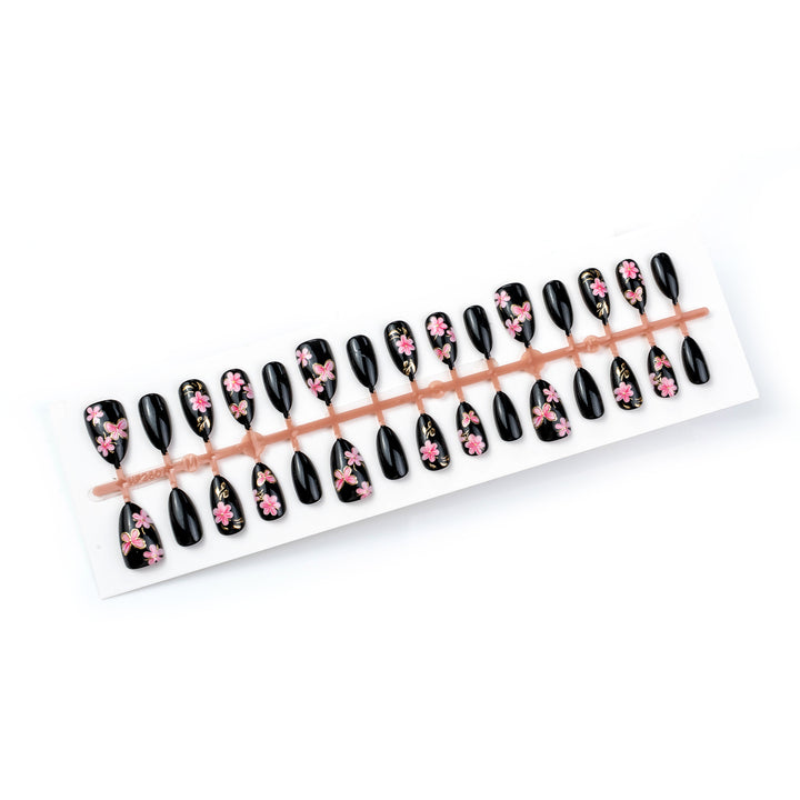Dekorativer Press-On-Nagelset mit floralen Designs