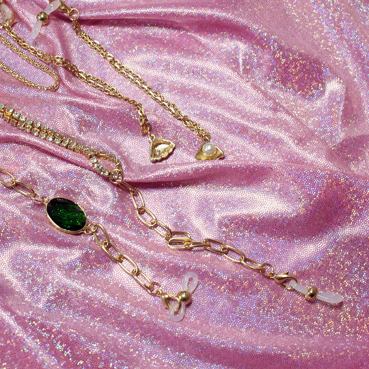 Elegante Kette mit Grünem Stein und Goldenen Akzenten Karnz