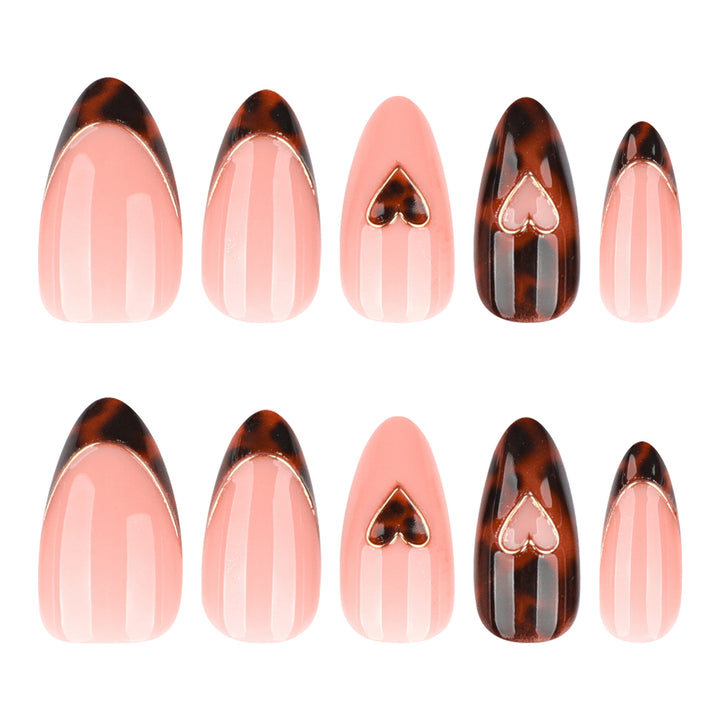 Kunstvolle Stiletto-Nägel mit elegantem Herzen-Design Karnz