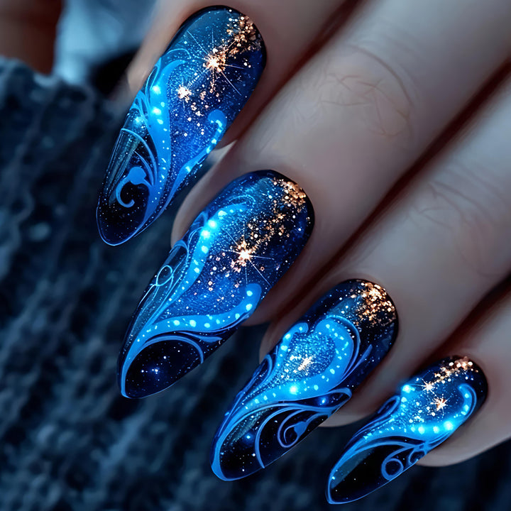 Glitzernde Nagelkunst Karnz
