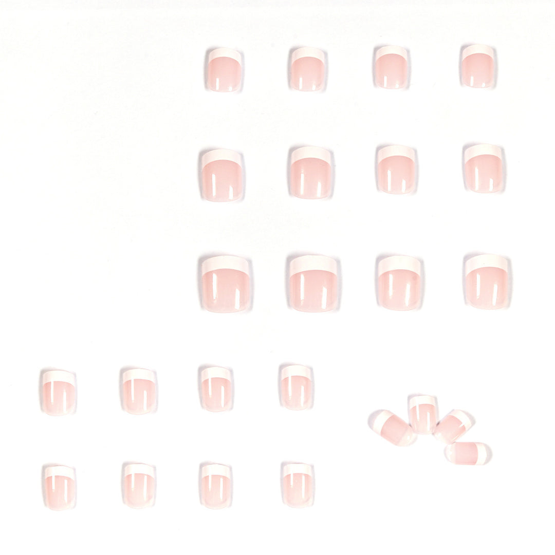 Kunstnägel im French Tip Design Karnz