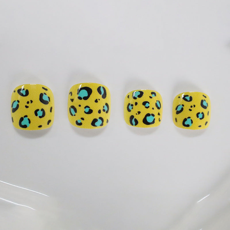 Stylische Tierdruck Pediküre Nagelkunst Karnz