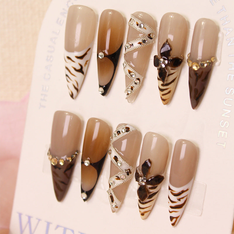 Kunstnägel mit extravaganten Designs und Glitzerakzenten Karnz